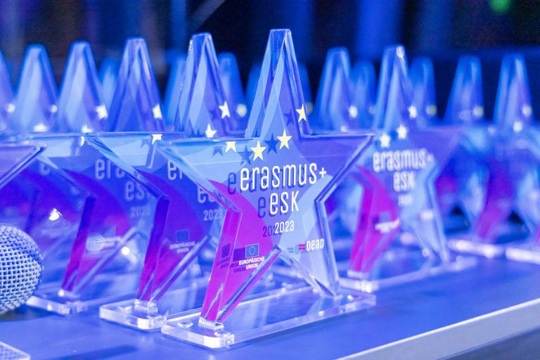 Am 12. Dezember 2023 wurden in Wien die Gewinner/innen des Erasmus+ und ESK-Award 2023 präsentiert. Zudem wurden Programm-Botschafterinnen und Botschafter geehrt. BMBWF-Generalsekretär Martin Netzer, Andreas Schneider, Abteilungsleiter Europäische und Internationale Familien- und Jugendpolitik im Bundeskanzleramt, Claus Farnberger, zuständig im BMKÖS für internationale Sportangelegenheiten und OeAD-Geschäftsführer Jakob Calice gratulierten den Preisträgerinnen und Preisträgern.