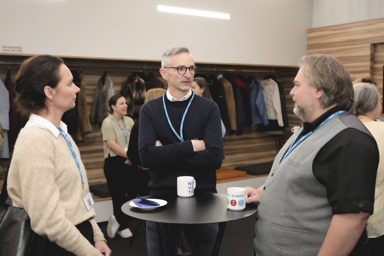 Am 13. Mai 2025 fand in Wien die Erasmus+ und ESK Fachtagung statt. Im Zentrum stand die Programmpriorität Klimaschutz  von der Keynote von Helga Kromp-Kolb bis zu acht Impulswerkstätten. Gesprächsrunden, ein Projekte- und Methodenmarkt sowie vielfältiger Austausch boten praxisnahe Impulse für eine nachhaltige Bildungsarbeit in Europa.