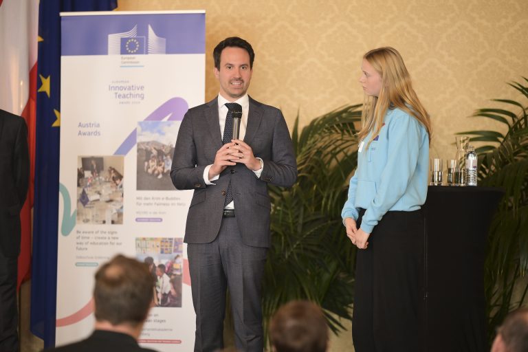 Der OeAD, Österreichs Agentur für Bildung und Internationalisierung, würdigte am 21. Oktober 2025 im Rahmen des Tages des Feierns im Wiener Rathaus die besten Demokratiebildungsprojekte des Jahres. Rund 150 geladene Gäste nahmen an der Veranstaltung teil, bei der gleich drei renommierte Preise zum europäischen Jahresthema Citizenship Education: Participation in Democratic Life, Common Values and Civic Engagement verliehen wurden: die nationalen eTwinning-Preise, die European Innovative Teaching Awards (EITA) sowie das Europäische Sprachensiegel.