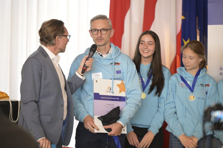 Der OeAD, Österreichs Agentur für Bildung und Internationalisierung, würdigte am 21. Oktober 2025 im Rahmen des Tages des Feierns im Wiener Rathaus die besten Demokratiebildungsprojekte des Jahres. Rund 150 geladene Gäste nahmen an der Veranstaltung teil, bei der gleich drei renommierte Preise zum europäischen Jahresthema Citizenship Education: Participation in Democratic Life, Common Values and Civic Engagement verliehen wurden: die nationalen eTwinning-Preise, die European Innovative Teaching Awards (EITA) sowie das Europäische Sprachensiegel.