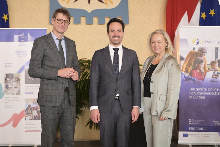 Bildungsminister Christoph Wiederkehr (Mitte) mit Ernst Gesslbauer (OeAD) und Ursula Panuschka (OeAD)