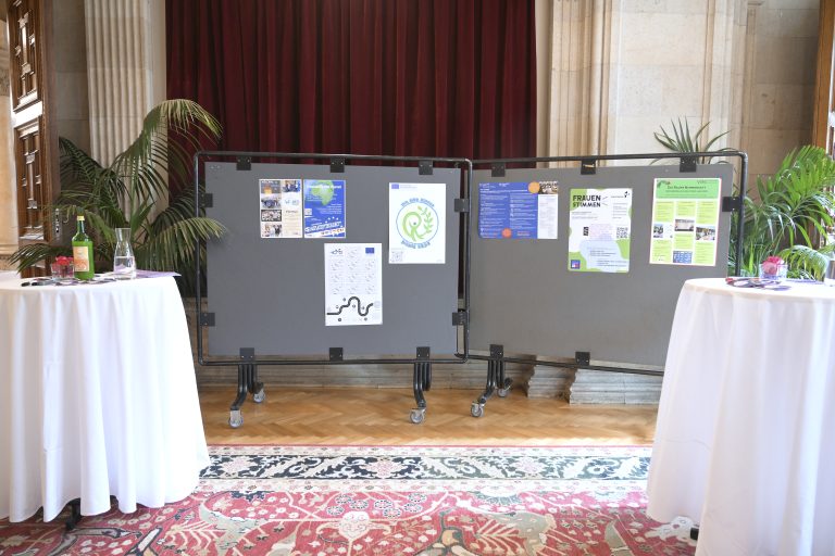 Der OeAD, Österreichs Agentur für Bildung und Internationalisierung, würdigte am 21. Oktober 2025 im Rahmen des Tages des Feierns im Wiener Rathaus die besten Demokratiebildungsprojekte des Jahres. Rund 150 geladene Gäste nahmen an der Veranstaltung teil, bei der gleich drei renommierte Preise zum europäischen Jahresthema Citizenship Education: Participation in Democratic Life, Common Values and Civic Engagement verliehen wurden: die nationalen eTwinning-Preise, die European Innovative Teaching Awards (EITA) sowie das Europäische Sprachensiegel.