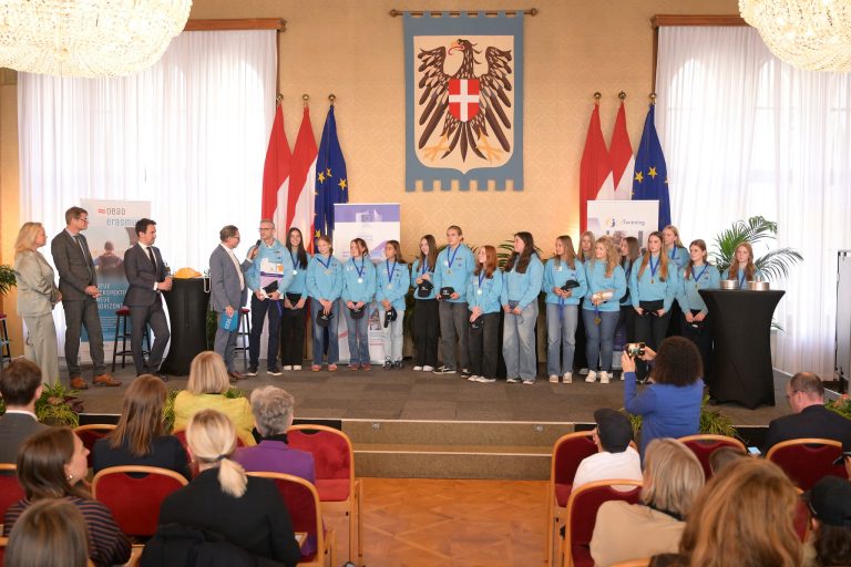 Der OeAD, �sterreichs Agentur f�r Bildung und Internationalisierung, w�rdigte am 21. Oktober 2025 im Rahmen des �Tages des Feierns� im Wiener Rathaus die besten Demokratiebildungsprojekte des Jahres. Rund 150 geladene G�ste nahmen an der Veranstaltung teil, bei der gleich drei renommierte Preise zum europ�ischen Jahresthema �Citizenship Education: Participation in Democratic Life, Common Values and Civic Engagement� verliehen wurden: die nationalen eTwinning-Preise, die European Innovative